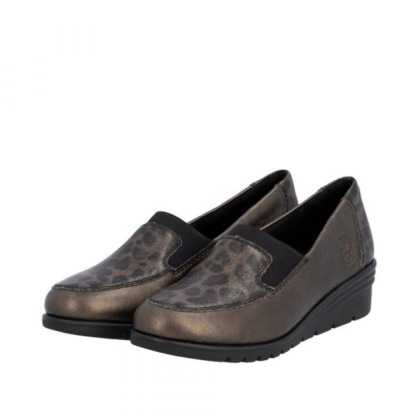 Mocassin femme Talon compensé Côtés élastiqués Dessus cuir Doublure textile RIEKER L5351-90 Coloris marron bronze. Vue d'ensemble de biais de deux chaussures dame.