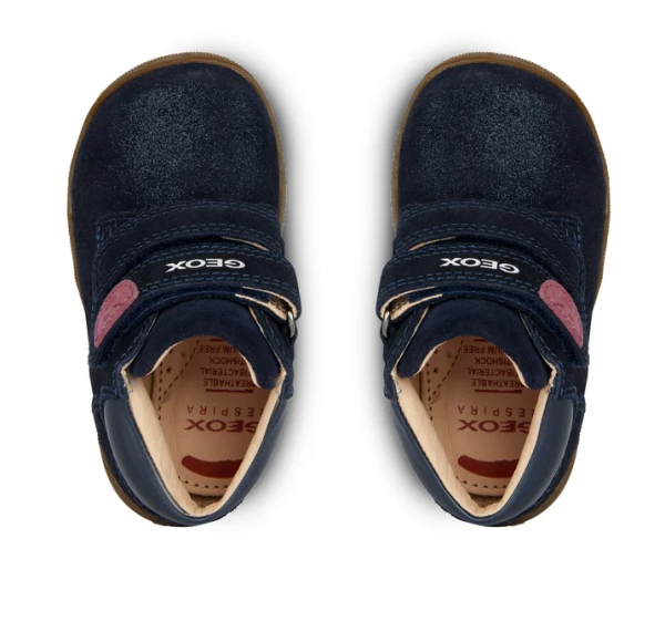 Chaussures bébé fille Velcros Cuir très souple Protection avant pied GEOX macchia Coloris bleu scintillant. Vue de dessus de deux chaussures.