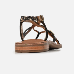 Sandale plate cuir femme Brides fantaisie Forme tong Fermeture à boucle LES TROPEZIENNES monastres noir irisé / or. Vue arrière d'une chaussure gauche.