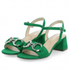 Sandale mode femme talon carré fermeture boucle chaussant confort REMONTE coloris bleu marine ou vert. Vue d'ensemble de biais de deux chaussures coloris vert.