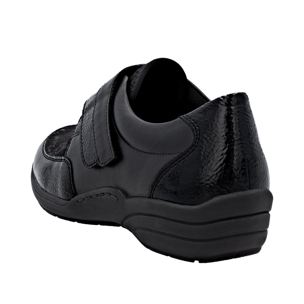 Chaussure basse confort Légère femme Velcro Semelle compensée Souple Stretch REMONTE R7600 coloris noir multi/vernis noir. Vue d'ensemble de biais de l'arrière d'une chaussure gauche montrant la forme du talon.