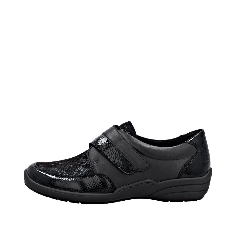 Chaussure basse confort Légère femme Velcro Semelle compensée Souple Stretch REMONTE R7600 coloris noir multi/vernis noir. Vue du profil extérieur d'une chaussure gauche montrant la fermeture à velcro.
