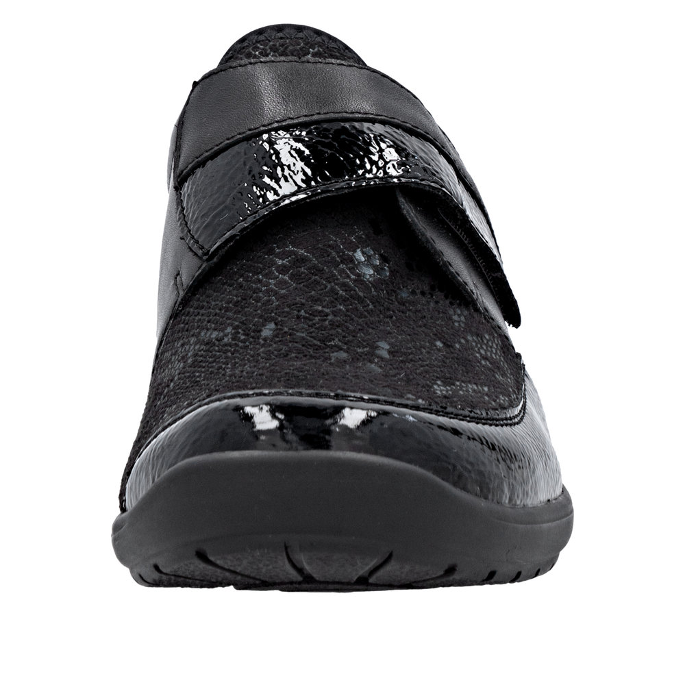 Chaussure basse confort Légère femme Velcro Semelle compensée Souple Stretch REMONTE R7600 coloris noir multi/vernis noir. Vue de l'avant d'une chaussure gauche montrant les empiècements vernis.