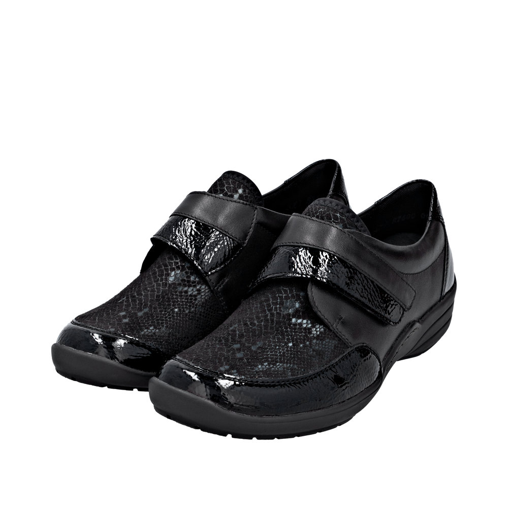 Chaussure basse confort Légère femme Velcro Semelle compensée Souple Stretch REMONTE R7600 coloris noir multi/vernis noir. Vue d'ensemble de biais de l'avant de deux chaussures.