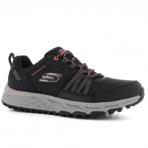 Tennis femme Semelle crampons Dessus cuir et textile déperlant baskets SKECHERS coloris vert pale ou noir. Vue de biais d'une chaussure droite.