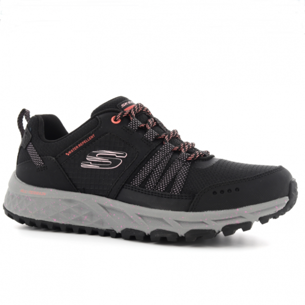 Tennis femme Semelle crampons Dessus cuir et textile déperlant baskets SKECHERS coloris vert pale ou noir. Vue de biais d'une chaussure droite.