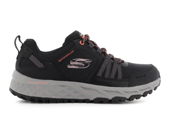 Tennis femme Semelle crampons Dessus cuir et textile déperlant baskets SKECHERS coloris vert pale ou noir. Vue du profil extérieur d'une chaussure droite montrant le logo de la marque.