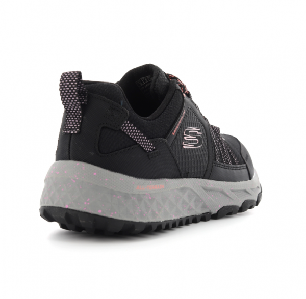 Tennis femme Semelle crampons Dessus cuir et textile déperlant baskets SKECHERS coloris vert pale ou noir. Vue de biais de l'arrière d'une chaussure droite.