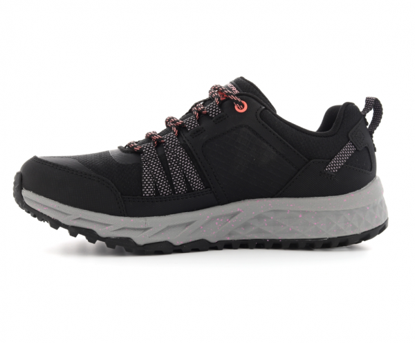 Tennis femme Semelle crampons Dessus cuir et textile déperlant baskets SKECHERS coloris vert pale ou noir. Vue du profil intérieur d'une chaussure droite.