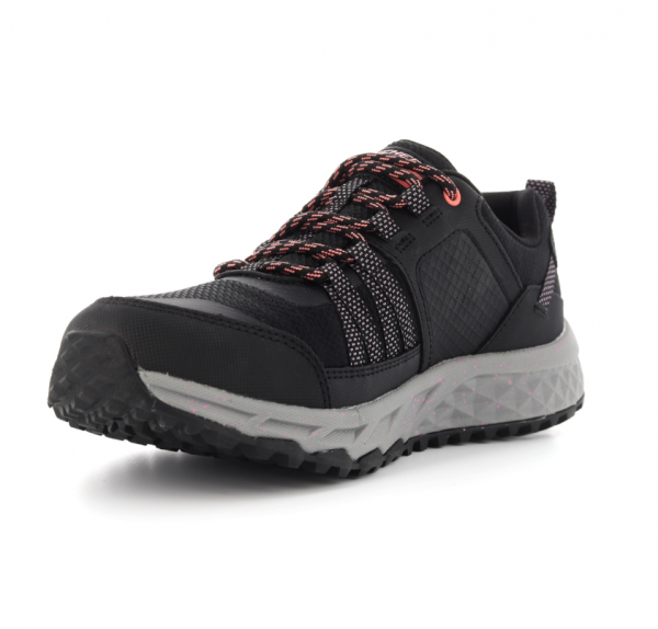 Tennis femme Semelle crampons Dessus cuir et textile déperlant baskets SKECHERS coloris vert pale ou noir. Vue de biais de l'avant d'une chaussure droite.