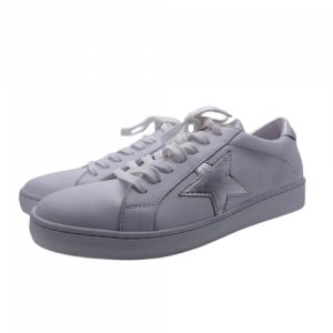 Tennis mode femme Lacet semelle plate Basket dame Doublure éponge Wstyle Coloris blanc / argent. Vue d'ensemble de biais de deux chaussures.