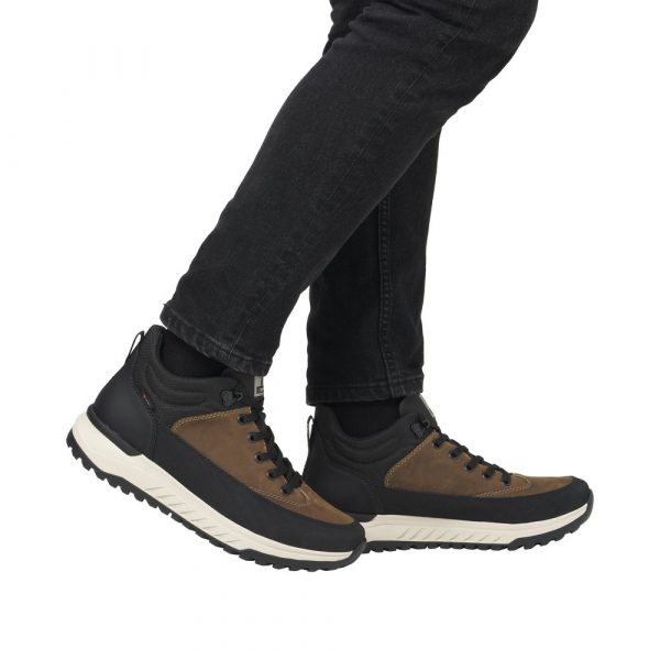 Boots homme mode Imperméable Lacets Doublure textile RIEKER EVOLUTION U0173 coloris marron/noir. Vue d'ensemble de deux chaussures portées.