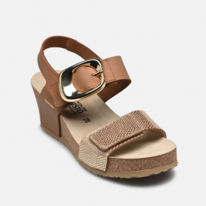 Sandale femme Cuir Velcros Semelle compensée liège Nu-pied dame MEPHISTO Léandre Coloris marron / doré. Vue d'ensemble de biais d'une chaussure droite.