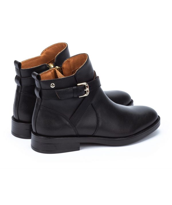 Boot cuir souple femme Talon plat Dessus sans couture Fermeture éclair PIKOLINOS PUERTOLLANO Coloris noir. Vue de biais de l'arrière de deux chaussures faisant apparaître la hauteur du talon.