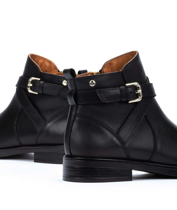 Boot cuir souple femme Talon plat Dessus sans couture Fermeture éclair PIKOLINOS PUERTOLLANO Coloris noir. Vue de la boucle décorative de deux chaussures.