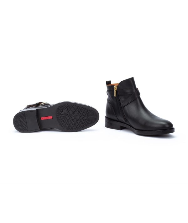 Boot cuir souple femme Talon plat Dessus sans couture Fermeture éclair PIKOLINOS PUERTOLLANO Coloris noir. Vue d'ensemble de deux chaussures. Chaussure gauche vue du côté intérieur. Vue de la semelle de dessous de la chaussure droite.