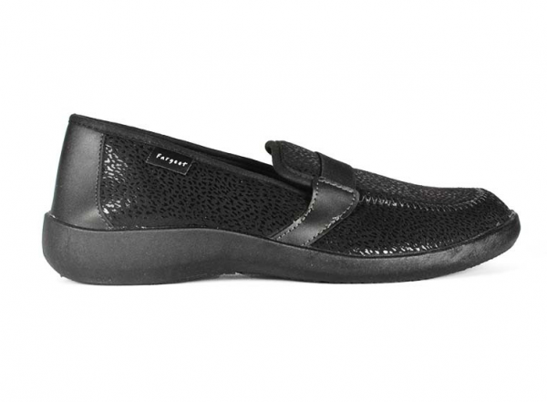 Mocassin Pantoufle femme Matière extensible Doublure textile Pieds sensibles FARGEOT coloris noir. Vue de côté d'une chaussure droite faisant apparaître le logo de la marque.