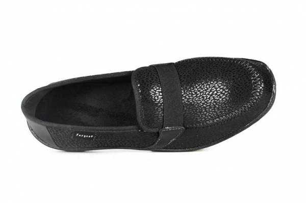 Mocassin Pantoufle femme Matière extensible Doublure textile Pieds sensibles FARGEOT coloris noir. Vue de dessus d'une chaussure droite faisant apparaître la bride élastiquée.