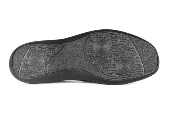 Mocassin Pantoufle femme Matière extensible Doublure textile Pieds sensibles FARGEOT coloris noir. Vue de la semelle de dessous d'une chaussure droite.