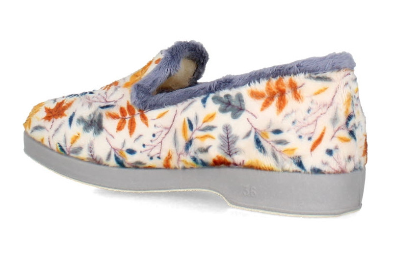 Charentaise fantaisie Pantoufles femme velours Doublure laine Semelle caoutchouc LA MAISON DE L'ESPADRILLE Coloris bleu décor feuillage. Vue de biais de l'arrière d'une chaussure droite faisant apparaître le talon.