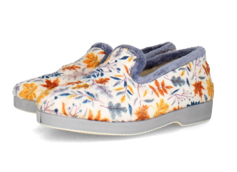 Charentaise fantaisie Pantoufles femme velours Doublure laine Semelle caoutchouc LA MAISON DE L'ESPADRILLE Coloris bleu décor feuillage. Vue d'ensemble de biais de deux chaussures.