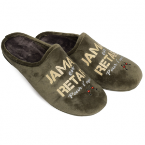 Mule chaude homme Semelle souple légèrement compensée Message humoristique sur fond kaki "JAMAIS EN RETARD POUR L'APERO" LA MAISON DE L'ESPADRILLE Coloris vert. Vue d'ensemble de biais de deux chaussures.