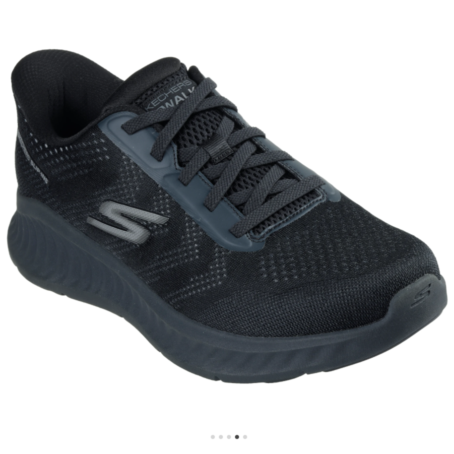 Tennis Maille déperlante Homme Semelle épaisse Système slip-ins Chausse pied intégré SKECHERS coloris noir. Vue d'ensemble de biais d'une chaussure droite.