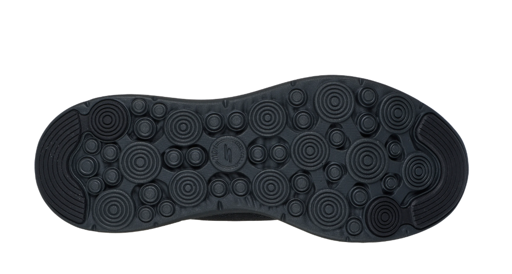 Tennis Maille déperlante Homme Semelle épaisse Système slip-ins Chausse pied intégré SKECHERS coloris noir. Vue de la semelle extérieure d'une chaussure droite.