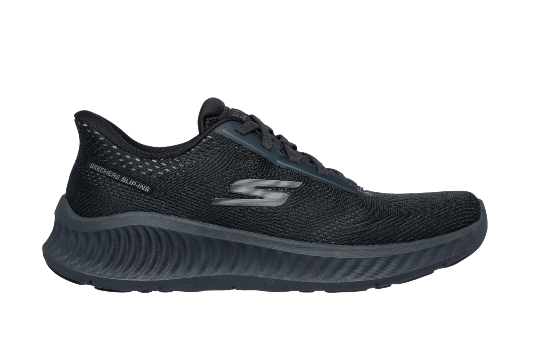 Tennis Maille déperlante Homme Semelle épaisse Système slip-ins Chausse pied intégré SKECHERS coloris noir. Vue du côté extérieur d'une chaussure droite faisant apparaître le logo de la marque.