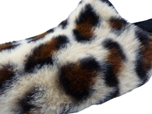 Mules femme fourrure imprimé léopard Chaussons dame chaud Semelle élastomère talon deux cm LA MAISON DE L'ESPADRILLE Coloris beige. Vue de détails du décor d'une chaussure droite.