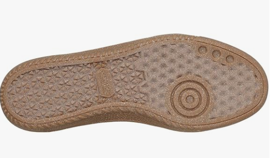 Tennis femme slip-ins Semelle plate Sans lacet Cuir et synthétique Semelle mémoire de forme SKECHERS coloris blanc / beige. Vue de dessous d'une chaussure droite laissant apparaître le dessin de la semelle.