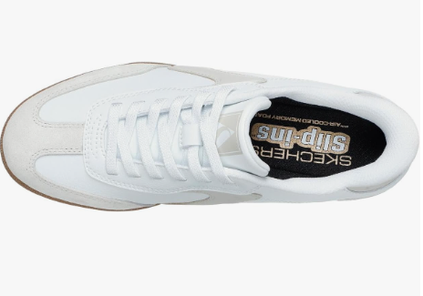 Tennis femme slip-ins Semelle plate Sans lacet Cuir et synthétique Semelle mémoire de forme SKECHERS coloris blanc / beige. Vue du dessus d'une chaussure droite laissant apparaître une partie de la semelle intérieure.