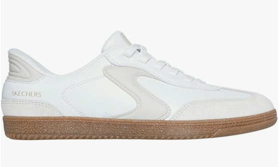 Tennis femme slip-ins Semelle plate Sans lacet Cuir et synthétique Semelle mémoire de forme SKECHERS coloris blanc / beige. Vue du profil extérieur d'une chaussure droite laissant apparaître le logo de la marque.