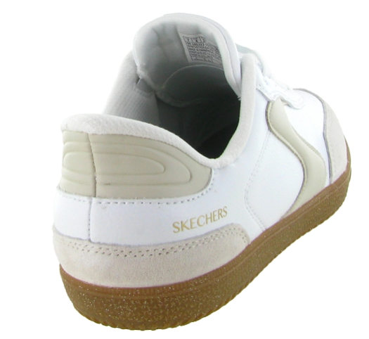 Tennis femme slip-ins Semelle plate Sans lacet Cuir et synthétique Semelle mémoire de forme SKECHERS coloris blanc / beige. Vue de l'arrière d'une chaussure droite laissant apparaître le système "slip-ins".