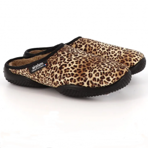Chaussons femme Mules plates dame Très souples et chauds AIRPLUM BELINE Impression léopard. Vue de deux chaussures de biais.