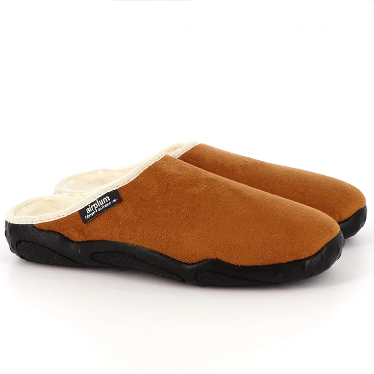 Mules chaudes homme Semelle souple façon sneakers Chaussons anti-bruit Doublure laine de mouton AIRPLUM Doudou Coloris camel. Vue d'ensemble de deux chaussures.