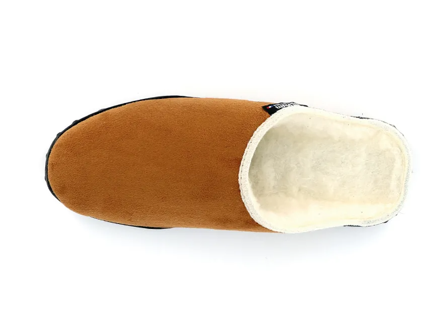 Mules chaudes homme Semelle souple façon sneakers Chaussons anti-bruit Doublure laine de mouton AIRPLUM Doudou Coloris camel. Vue de dessus d'une chaussure gauche.