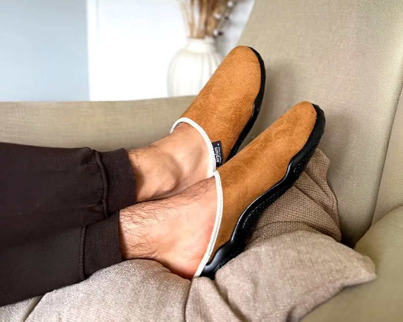 Mules chaudes homme Semelle souple façon sneakers Chaussons anti-bruit Doublure laine de mouton AIRPLUM Doudou Coloris camel. Vue d'ensemble de deux chaussures portées.