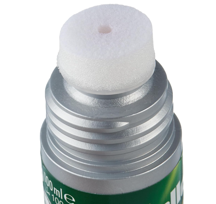 Produit d'entretien pour chaussures blanches en cuir lisse Cirage liquide Applicateur éponge COLLONIL COMBI WHITE blanc. Vue de l'éponge qui permet l'application du produit.