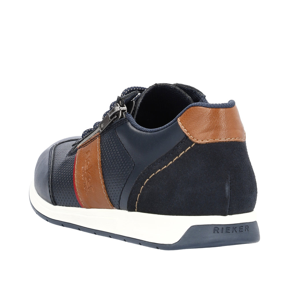 Chaussure basse homme Cuir souple Lacet + zip Tennis homme Dessus aéré RIEKER 11927 coloris marine / marron. Vue de l'arrière d'une tennis gauche montrant l'empiècement marron assorti au décor.