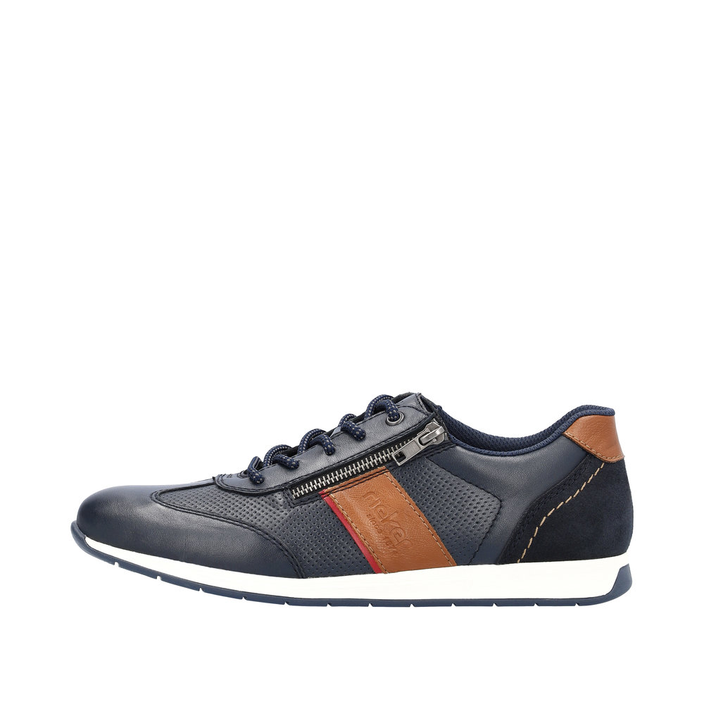 Chaussure basse homme Cuir souple Lacet + zip Tennis homme Dessus aéré RIEKER 11927 coloris marine / marron. Vue du profil extérieur d'une tennis gauche montrant la fermeture éclair. Vue du décor, bande marron.