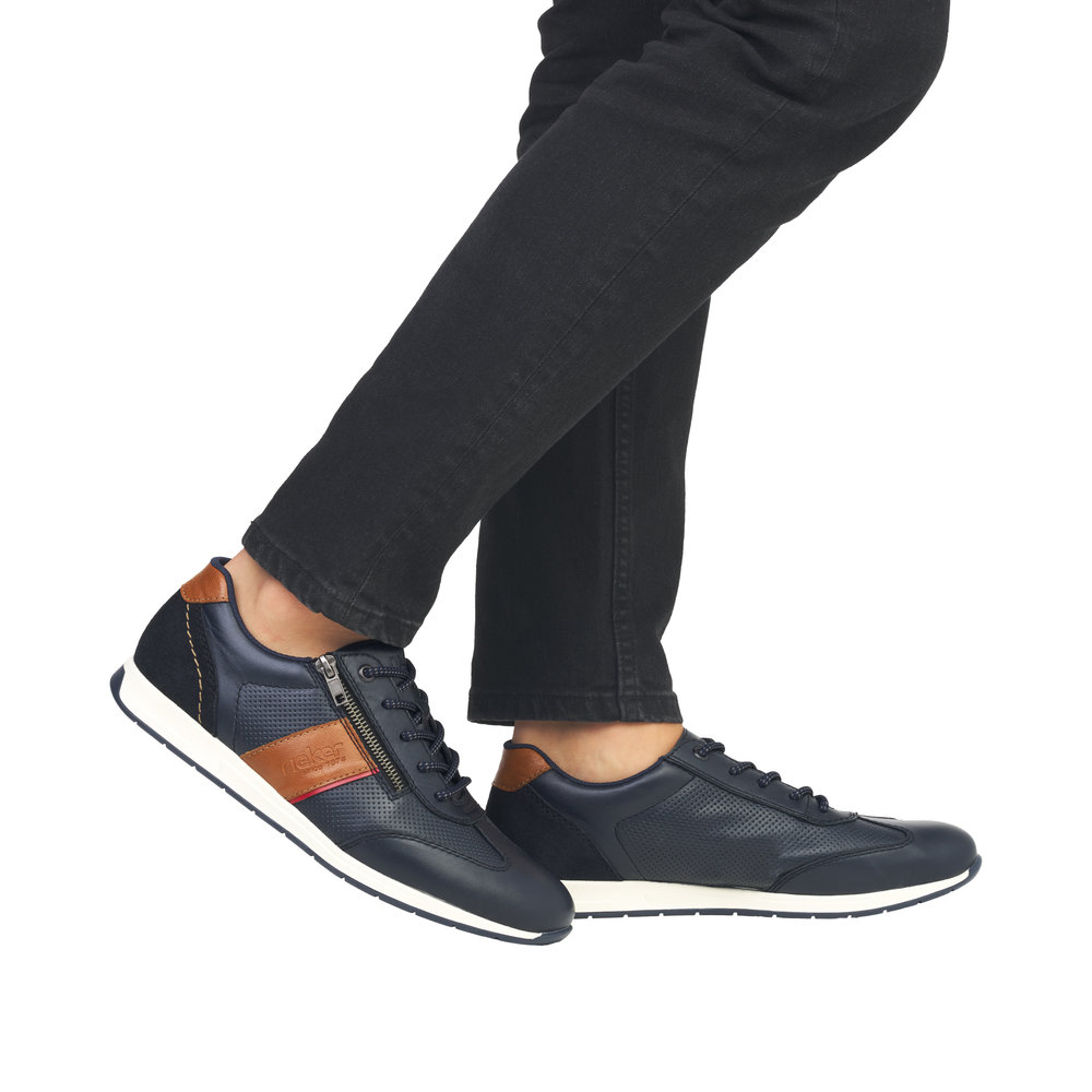 Chaussure basse homme Cuir souple Lacet + zip Tennis homme Dessus aéré RIEKER 11927 coloris marine / marron. Vue d'ensemble de deux chaussures portées.