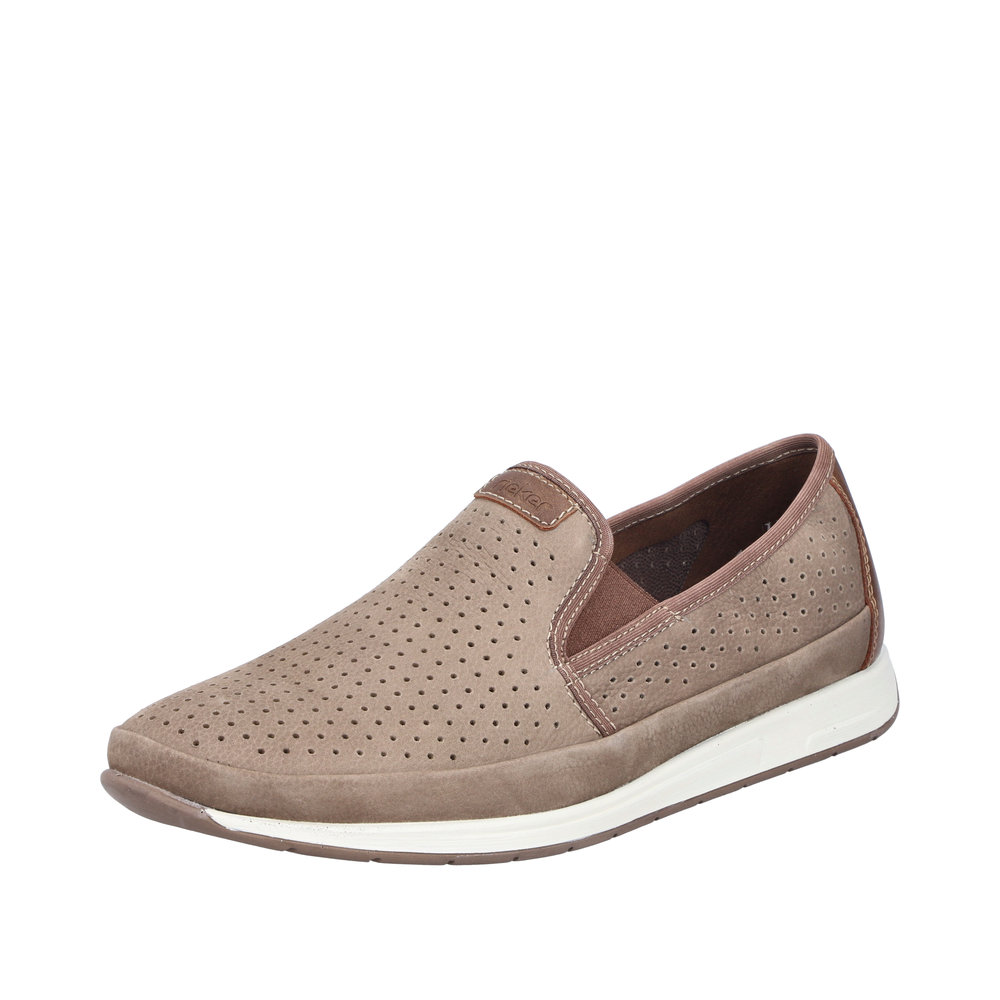 Mocassins légers cuir Dessus perforé Côtés élastiqués Semelle souple RIEKER 11955 coloris beige. Vue de biais d'une chaussure gauche.