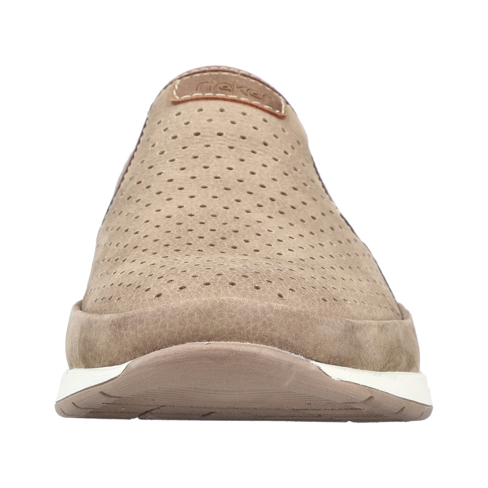 Mocassins légers cuir Dessus perforé Côtés élastiqués Semelle souple RIEKER 11955 coloris beige. Vue de l'avant d'une chaussure gauche.