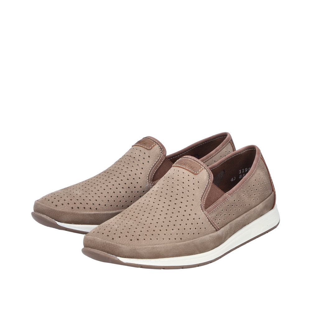 Mocassins légers cuir Dessus perforé Côtés élastiqués Semelle souple RIEKER 11955 coloris beige. Vue de deux chaussures laissant apparaître les élastiques côtés.
