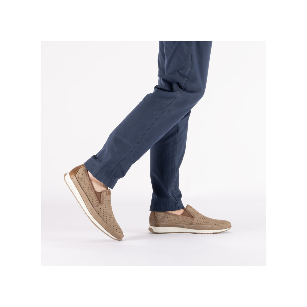 Mocassins légers cuir Dessus perforé Côtés élastiqués Semelle souple RIEKER 11955 coloris beige. Vue de deux chaussures portées.