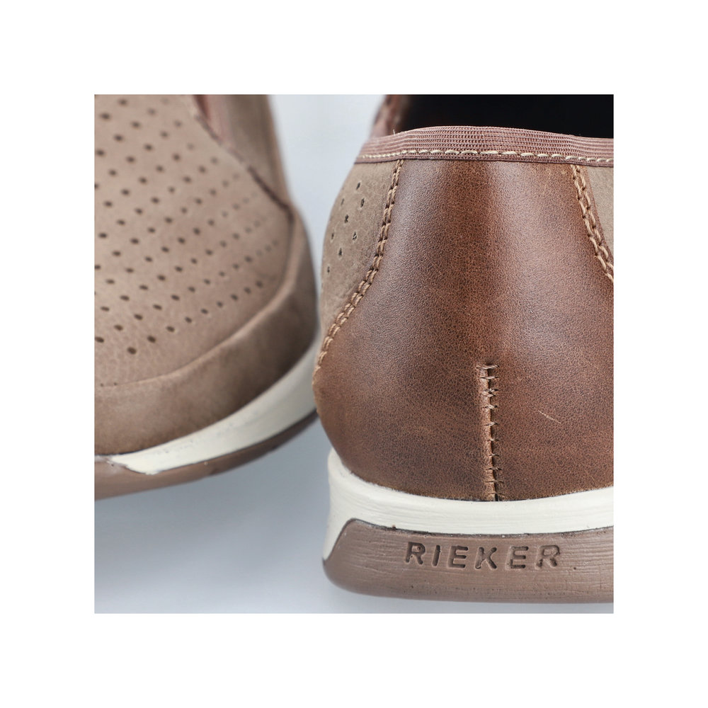 Mocassins légers cuir Dessus perforé Côtés élastiqués Semelle souple RIEKER 11955 coloris beige. Vue de la marque RIEKER gravée sur la semelle au niveau du talon.