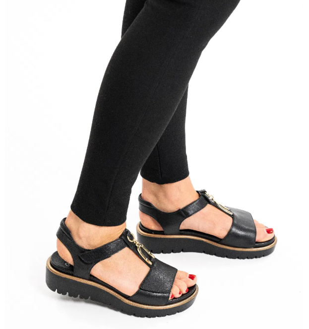 Sandale femme cuir Doublure cuir Semelle plateau Talon compensé mode Nu-pied dame Deux velcros ARA Bilbao 12-33515 coloris noir. Vu d'ensemble de deux chaussures portées.