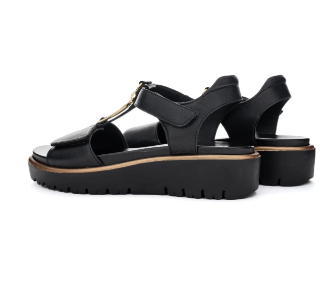Sandale femme cuir Doublure cuir Semelle plateau Talon compensé mode Nu-pied dame Deux velcros ARA Bilbao 12-33515 coloris noir. Vu d'ensemble de biais de l'arrière de deux chaussures, montrant la hauteur des talons.