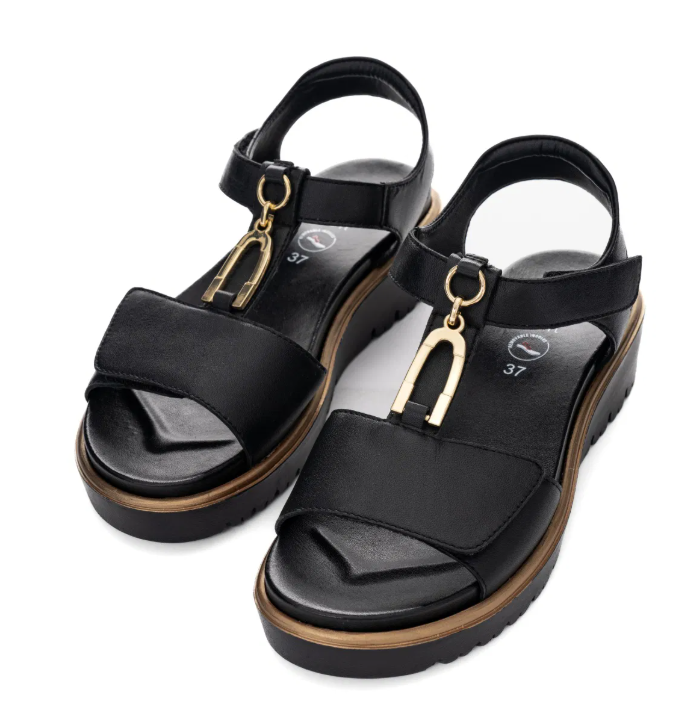 Sandale femme cuir Doublure cuir Semelle plateau Talon compensé mode Nu-pied dame Deux velcros ARA Bilbao 12-33515 coloris noir. Vu d'ensemble de biais du dessus de deux chaussures, montrant les semelles intérieures.